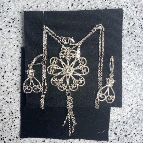 YANBAL UNIQUE NECKLACE AND EARRINGS GIFT SET - Picture 1 of 5